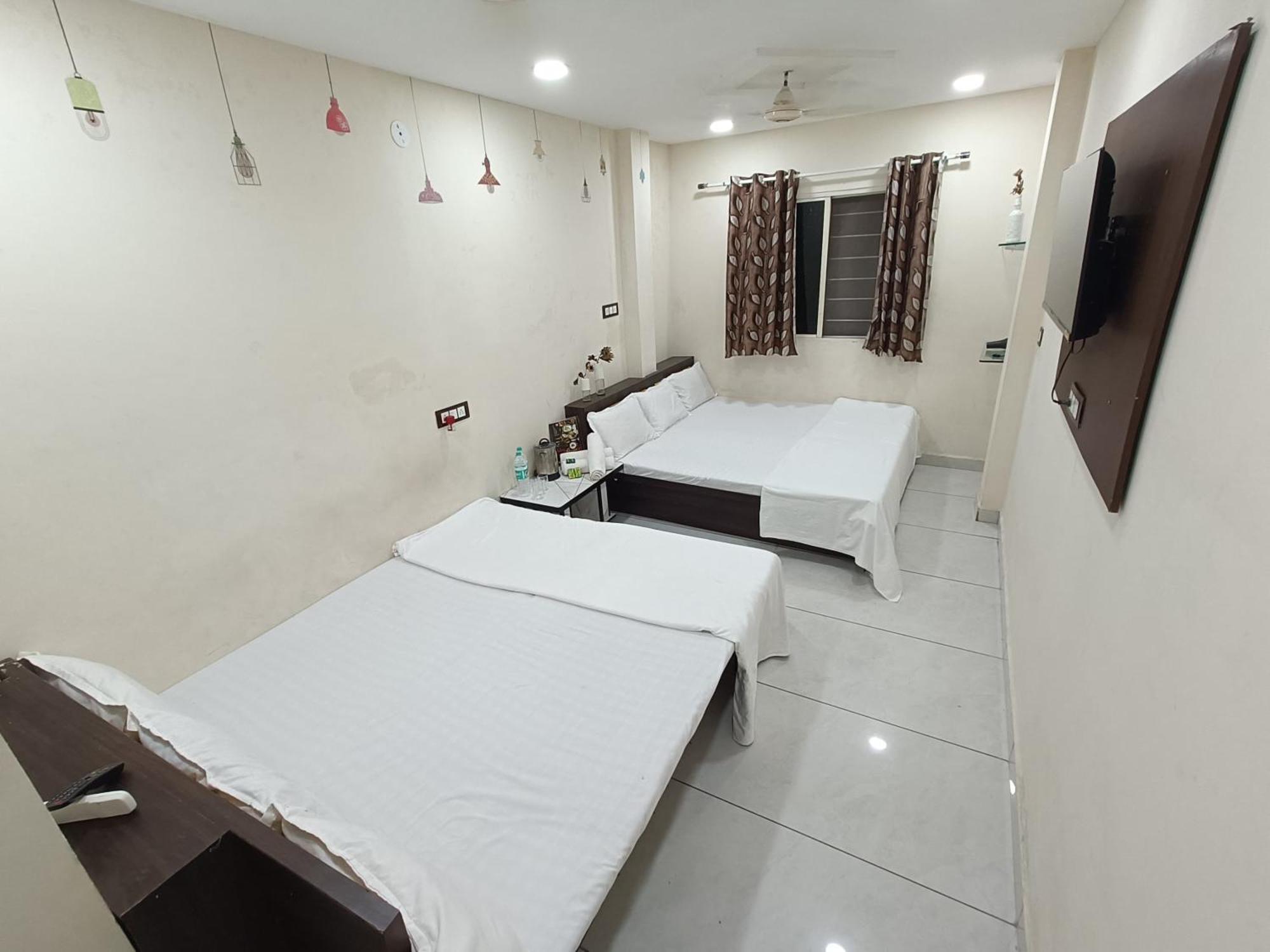 Treebo Yatri Grah Kshipra T Hotel Ujjain Bagian luar foto