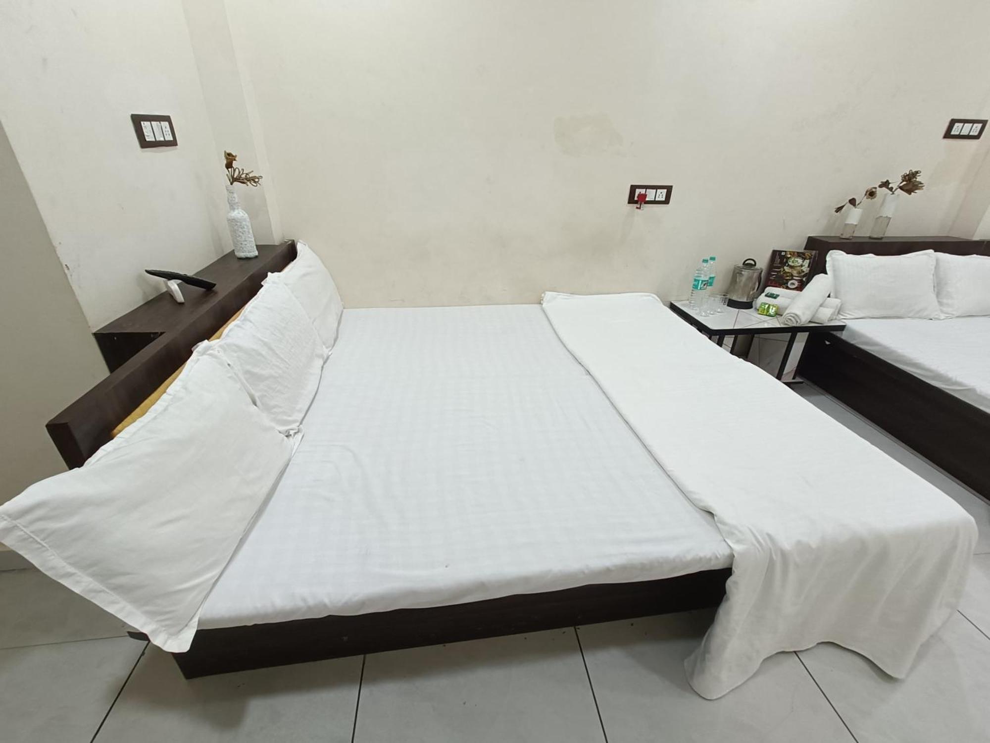 Treebo Yatri Grah Kshipra T Hotel Ujjain Bagian luar foto