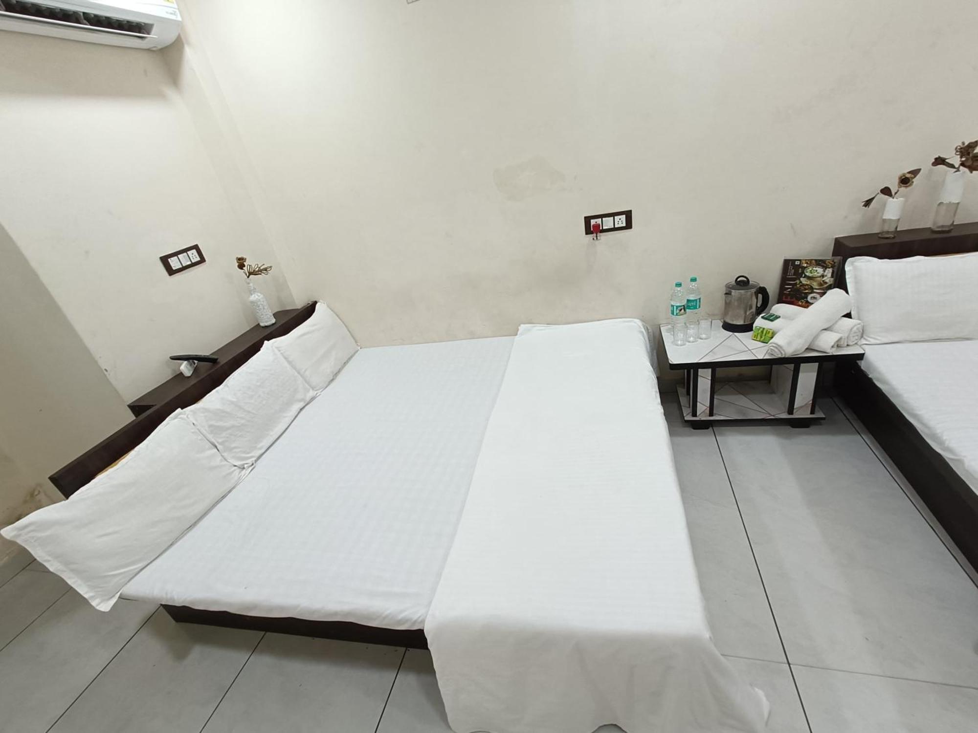 Treebo Yatri Grah Kshipra T Hotel Ujjain Bagian luar foto