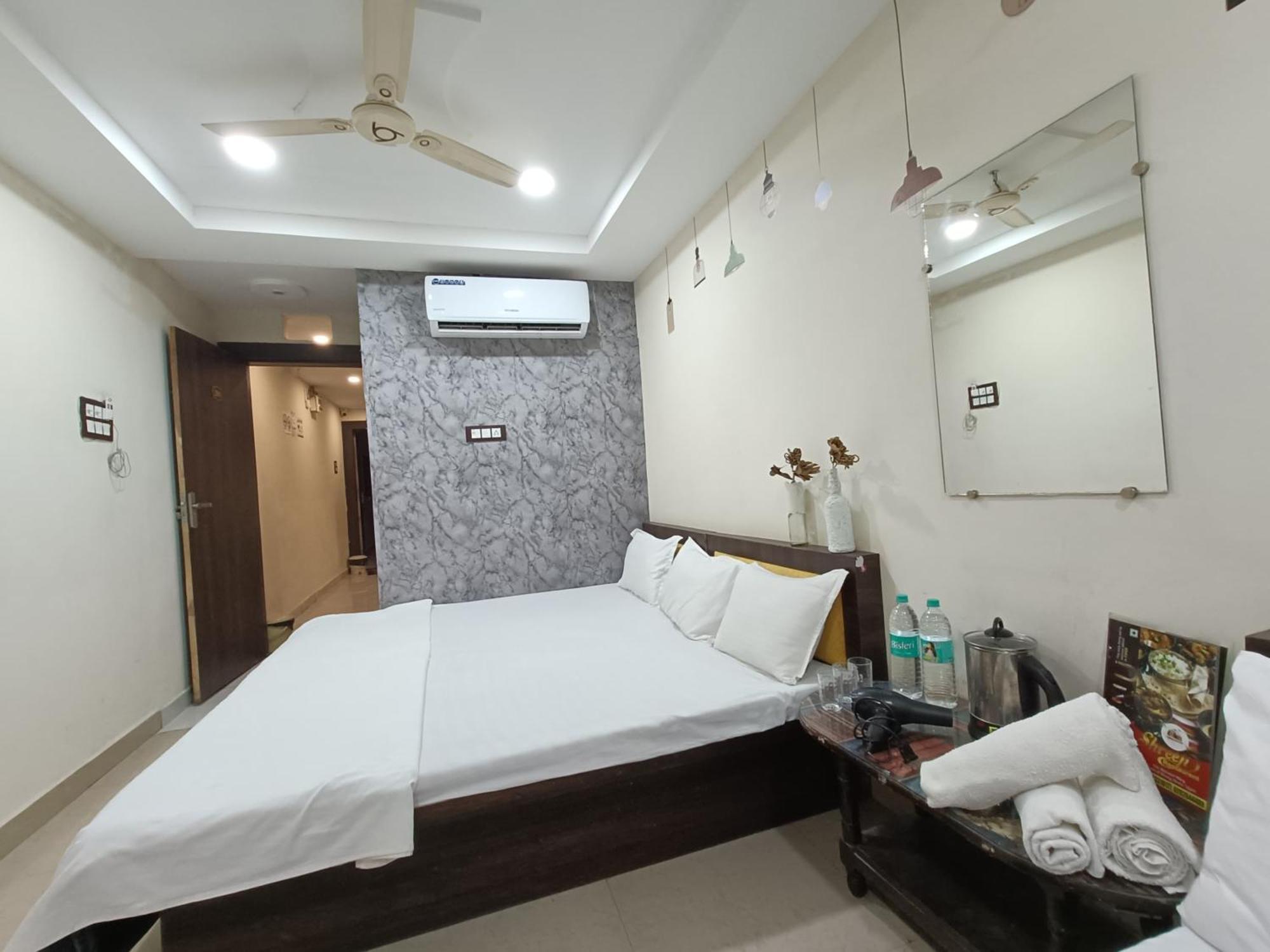 Treebo Yatri Grah Kshipra T Hotel Ujjain Bagian luar foto