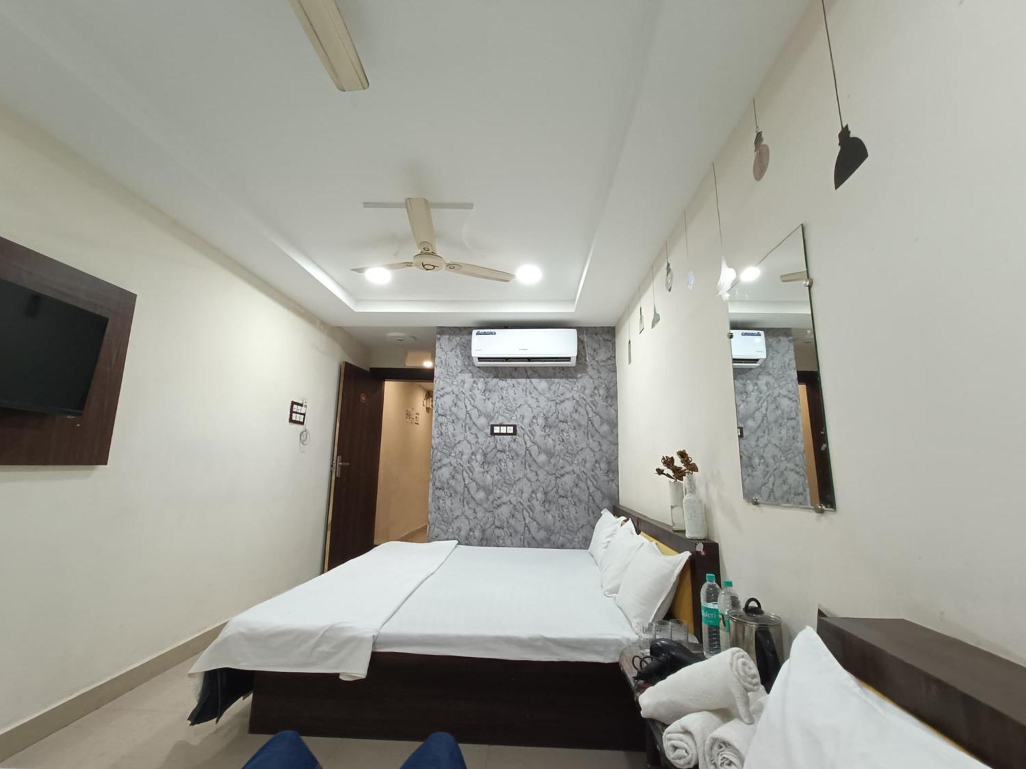 Treebo Yatri Grah Kshipra T Hotel Ujjain Bagian luar foto